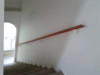Holztreppe mit Holzgeländer in unterschiedlichen braun-Tönen