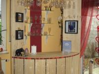 Kleine Bar aus Holz Ansicht von links