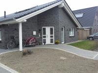 Hausansicht Haustür weiß mit drei Lichtausschnitten und Seitenteil mit drei Lichtausschnitten 
