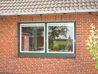 Außenansicht Fenster grün/weiß mit Holzfensterbank 