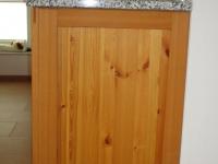 Holzküche von der Seite 