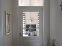 Innentür in weiß zu Wohnzimmer mit Ausschnitt und sechs Lichtausschnitten und Lichtausschnitt oberhalb der Tür