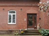 Alte Haustür in braun mit großem Lichtausschnitt und Seitenteil und Briefkasten mit Lichtausschnitt