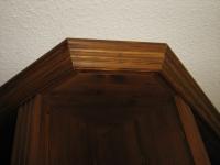 Nahansicht Regalwand oben
