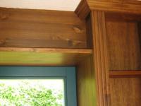 Nahansicht Regalwand mit Fensterausschnitt 