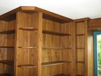 Regalwand mit Fensterausschnitt 