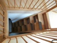 Holztreppe mit Kindersicherung
