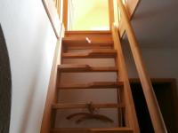 Holztreppe mit Geländer und unterhalb Kleiderhaken