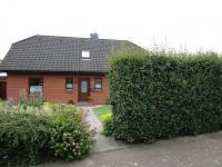 Hausansicht Haustür mit Lichtausschnitt aus Milchglas und Verzierung 