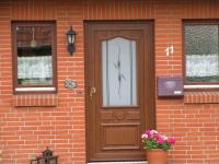 Haustür mit Lichtausschnitt aus Milchglas mit Verzierung 