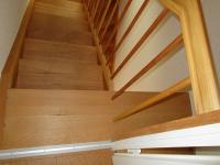 Schmale Holztreppe Ansicht von oben