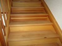 Nahansicht Holztreppe mit Holzgeländer