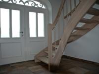 Gewendelte Treppe an doppelflügeliger Haustür in weiß 