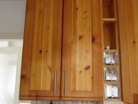 Hängeschrank mit Türen und Fächern