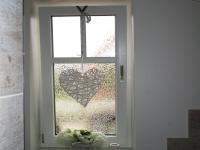 Gekipptes Holzfenster in weiß