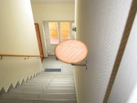 Fliesentreppe und Holzgeländer