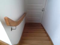 Innentür weiß und Holztreppe mit breitem Holzgeländer