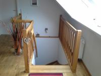 Holztreppe mit breitem Geländer Ansicht von oben 