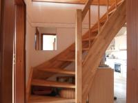 Steile Holztreppe mit Holzgeländer Ansicht von unten