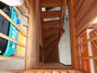 Steile Holztreppe mit Holzgeländer Ansicht von oben