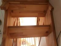 Nahansicht steile Holztreppe mit Holzgeländer 
