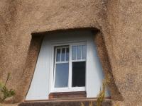 Außenansicht Holzfenster bei Reetdach-Haus 