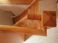 Steile Holztreppe mit Holzgeländer
