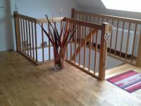 Parkettboden und Holztreppe mit Geländer