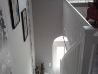 Weiße Treppe mit weißem Geländer