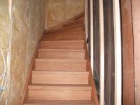 Holztreppe bei Rohbau 