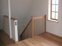 Holztreppe mit Sicht aus oberen Stockwerk