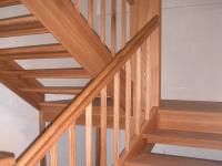 Holztreppe Ansicht von der Seite