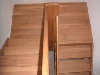 Schmale Holztreppe Ansicht von oben