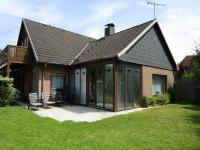 Hausansicht Jalousien von außen und Vogelaufkleber 