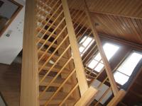 Holztreppe Ansicht links und Holzdecke