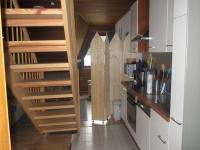 Holztreppe in der Küche und Raumtrenner aus Holz 