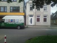 Haustür weiß mit Lichtausschnitten und Fenster in weiß 