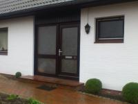 Alte Haustür mit Briefkastenschlitz und Seitenteil