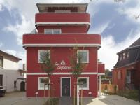Hausansicht Haustür blau mit horizontalem Griff und zwei Glas-Seitenteilen 