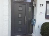 Haustür in anthrazit mit vier Milchglas-Lichtausschnitten und Milchglas-Seitenteil