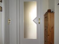 Innentür weiß mit Lichtausschnitt aus Milchglas und goldenem Griff 