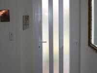 Haustür innen mit drei schmalen Lichtausschnitten 