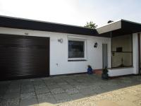 Hausansicht Haustür weiß mit drei schmalen horizontalen Lichtausschnitten 