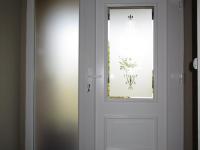 Haustür mit großem Lichtausschnitt und Seitenteil mit Milchglas und Verzierung 