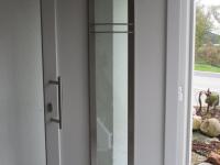 Haustür mit großem Lichtausschnitt und zwei Glas-Seitenteilen offen