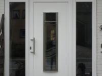 Haustür außen mit großem Lichtausschnitt und zwei Glas-Seitenteilen