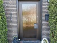 Alte Glas-Haustür mit braunem Rahmen 