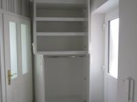 Schrank mit Flügeltüren zwischen zwei Türen