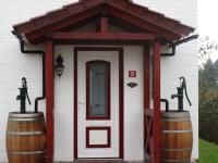 Haustür weiß mit roten Elementen und rotem Vordach