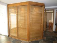 Gestellte Wand mit Holzfensterelementen aus Eukalyptus